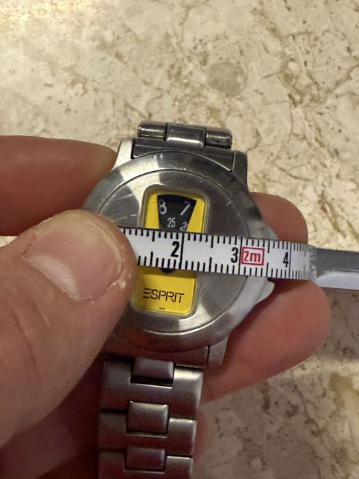 Часовник ESPRIT с уникален дизайн