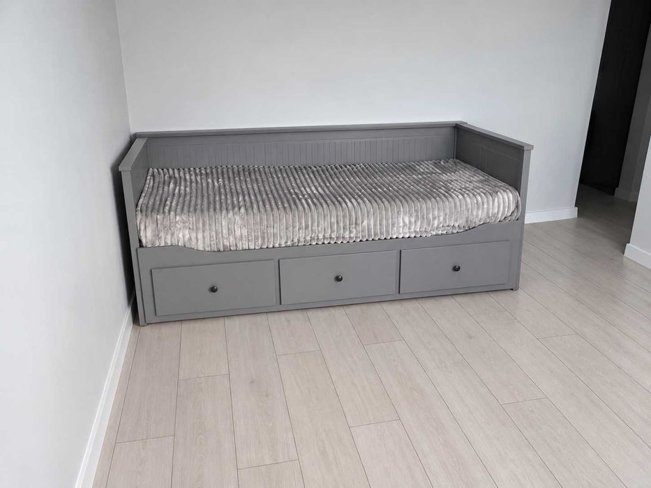 Divan IKEA HEMNES gri, cu 3 sertare și 2 saltele (80x200 cm)