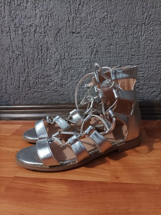 Pantofi cu tocuri, sandale