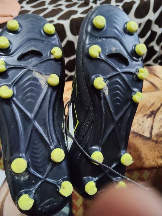 Vând adidași fotbal mărimea 35