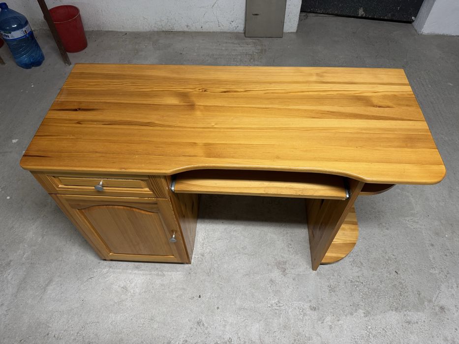 Бюро от естествено дърво компактно