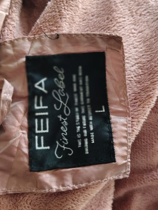 Дамско късо яке с пух на качулката