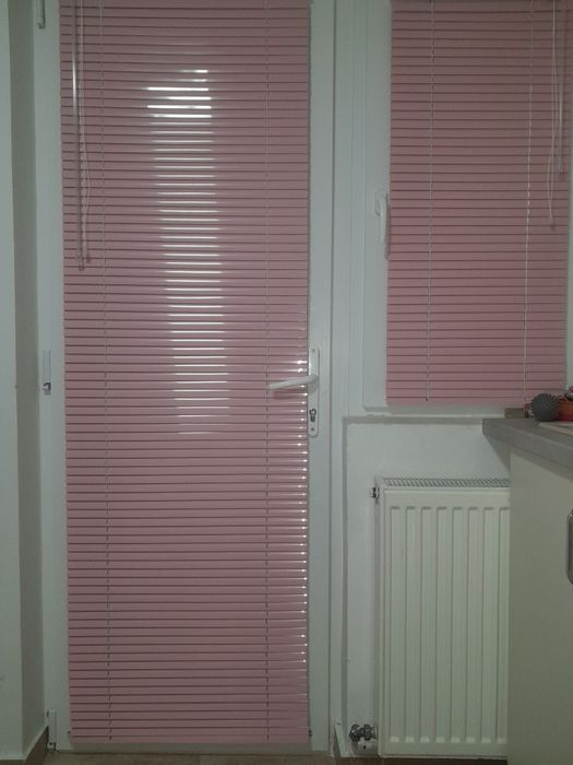 Jaluzele orizontale din aluminiu culoare roz cyclam