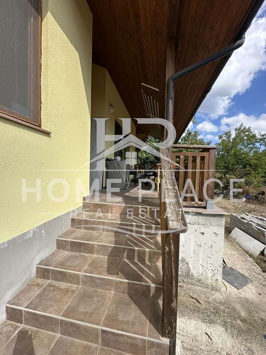 Къща с двор, две паркоместа и барбекю зона в с.Слънчево.