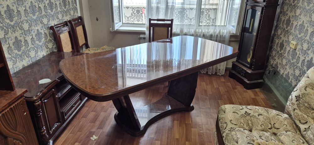 Продам гостевой стол и 8 стульев