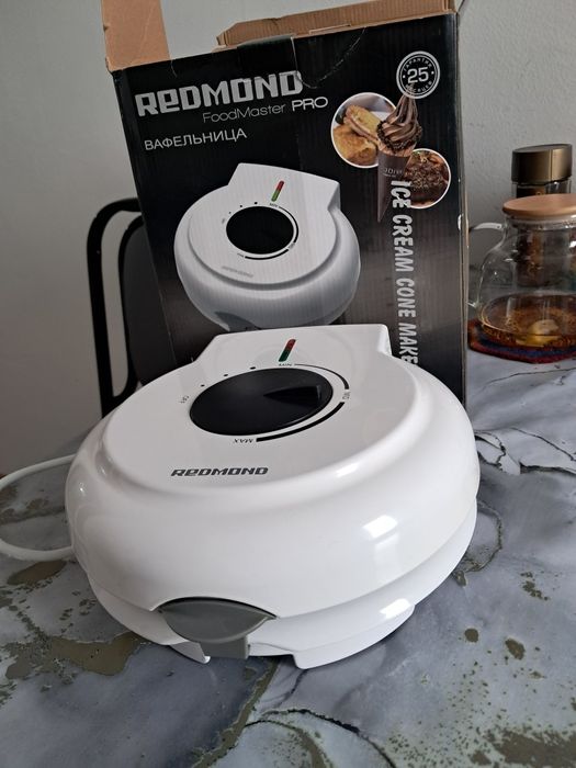 Вафельница Redmond