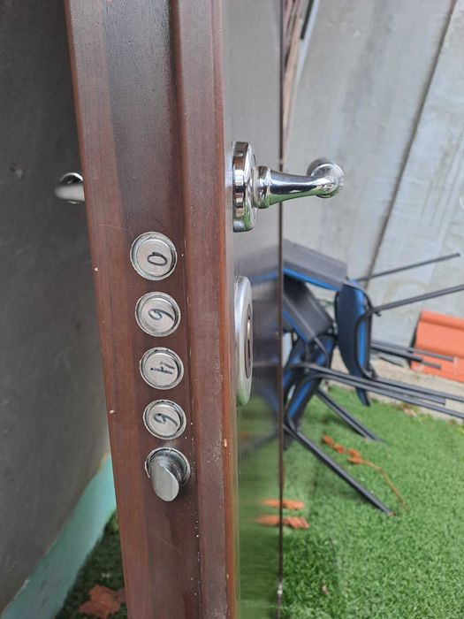 Блиндирана входна врата с каса