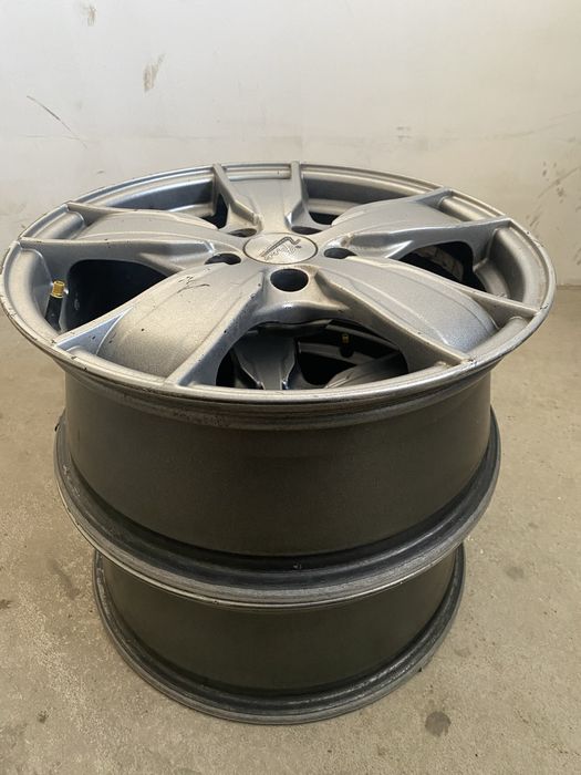 Продам 2 литых диска