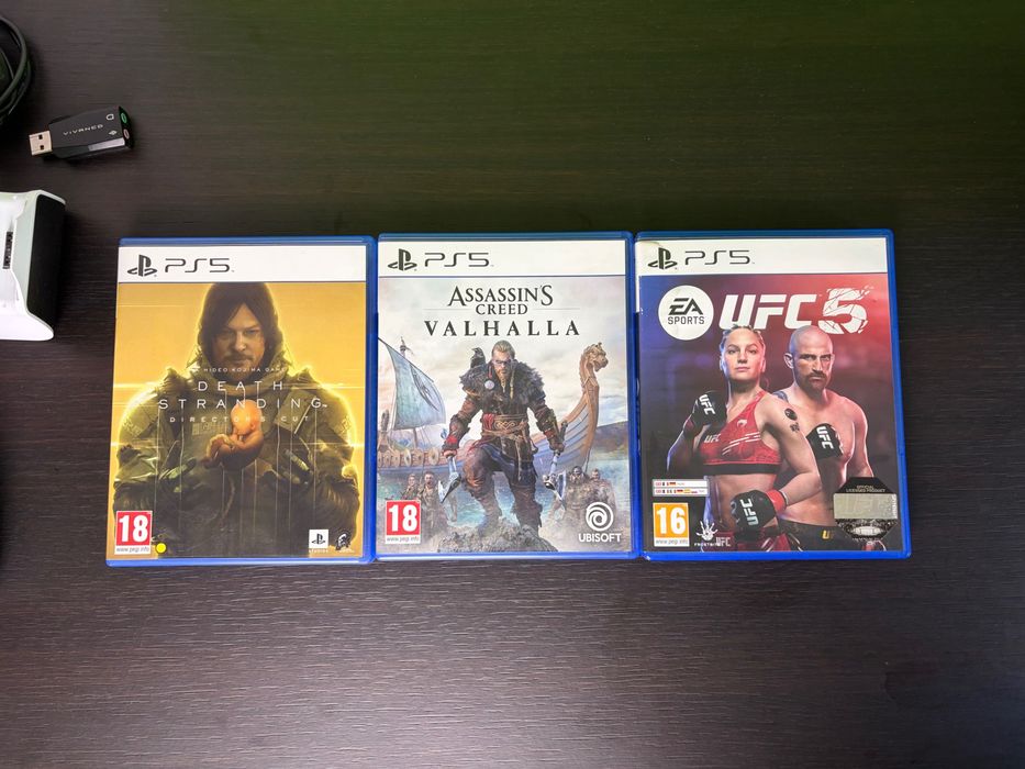 PlayStation 5 (PS5) със Skin + DualSense, зарядна станция и 3 игри