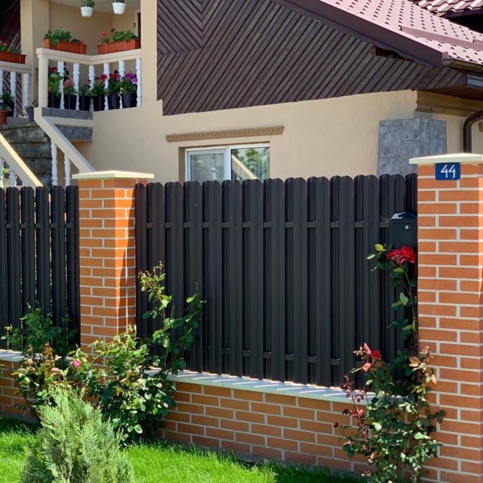Garduri si porti din panouri stil jaluzele, sipca metalica, tabla cutata, plasa bordurata, fier forjat, BCA sau beton si alte modele disponibile