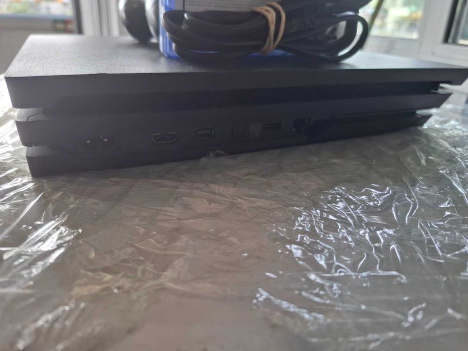 Видеоконзола Playstation 4 PRO 1TB + 2 джойстика + 1 игра