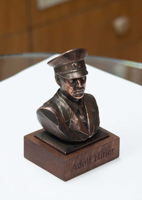Бюстове на диктатори-Хитлер,Сталин