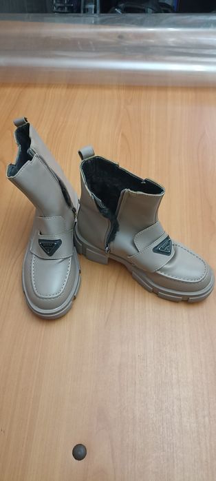 Продам женские  ботинки