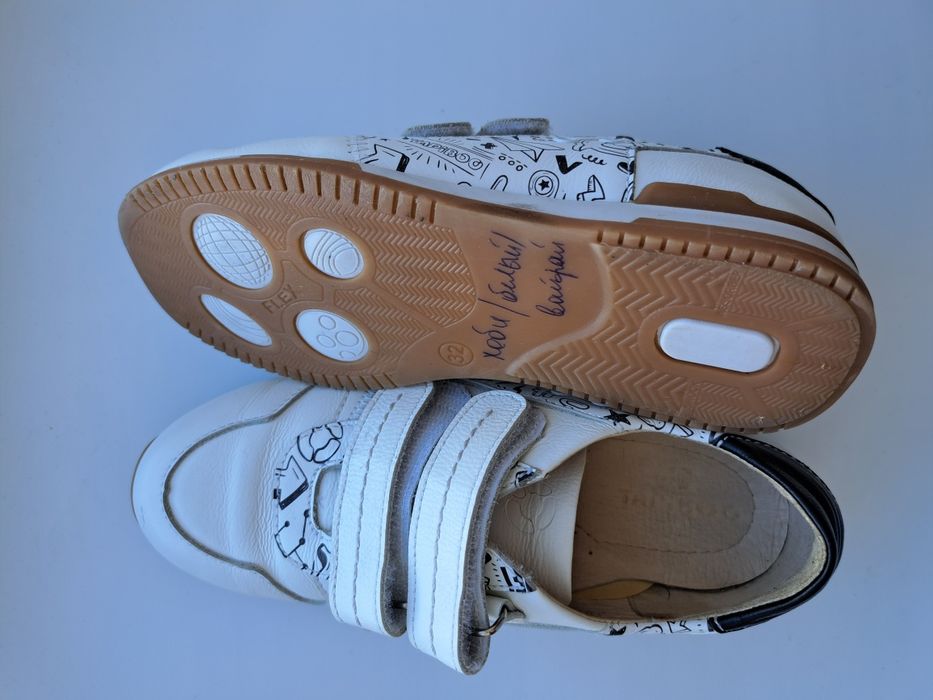 Кроссовки кожанные