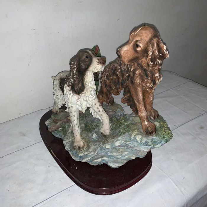 Statuie catei pe suport de lemn