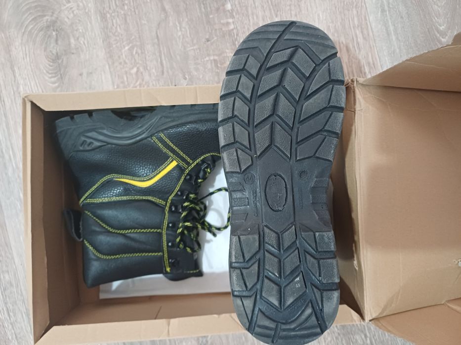 Спецобувь зимний 44 Размера.