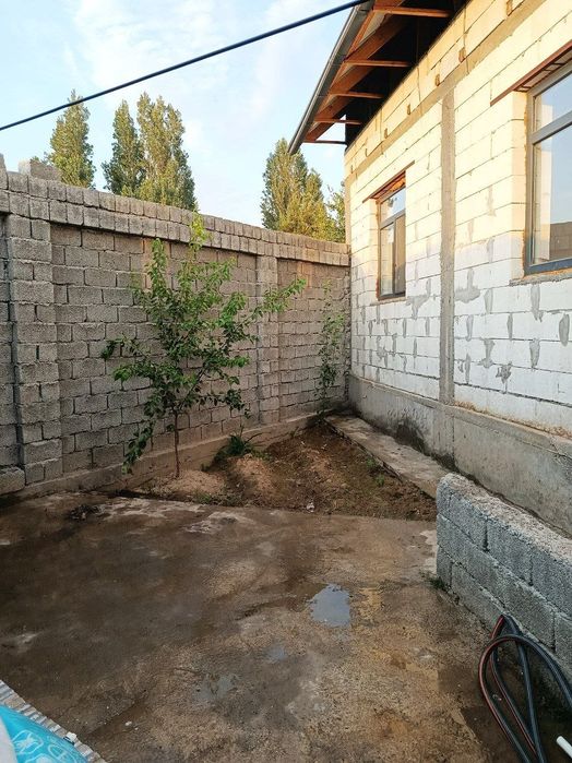 Hovli sotiladi 4 xonali uy sotiladi 2.5 sotix YASHASHGA TAYYOR