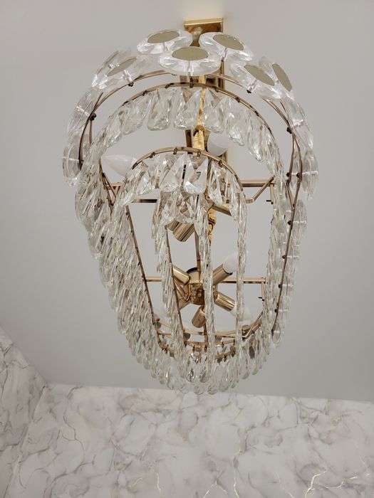 Продам люстру новую