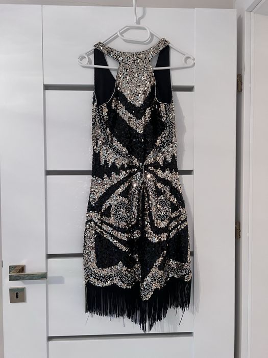 Rochie neagră cu franjuri si paiete