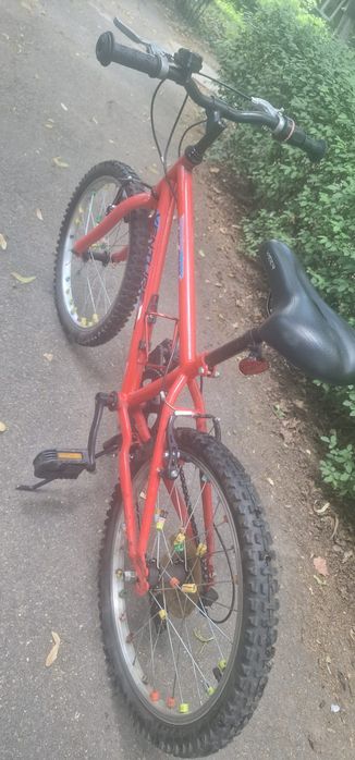 Bicicletă Venture 24 Inch - 18 Viteze, Cadru Roșu, Echipare Shimano