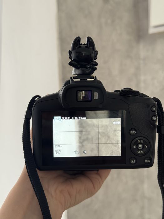 Камера canon r100