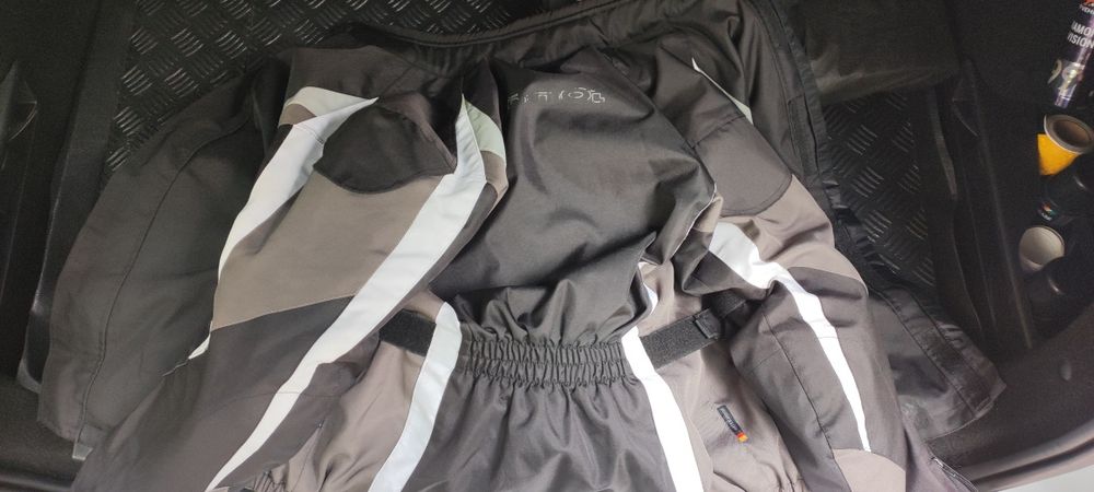 Vând geaca, oglinzi moto și o pereche de mănuși moto proanti noi.