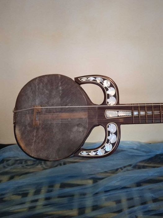 Qashqar rubobi sotiladi. Ustasi vodiy Kozim aka. sozlari ovozlari zõr.