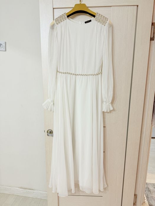 Киімдер сатылады