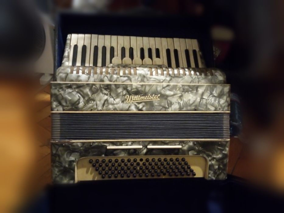 Наддаване от 500лв.  за уникален акордеон Weltmeister