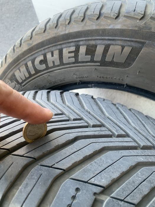 Продавам гуми 235/60/18  107H Michelin Cross Climate 2 -два броя + подарък 4броя китайски летни