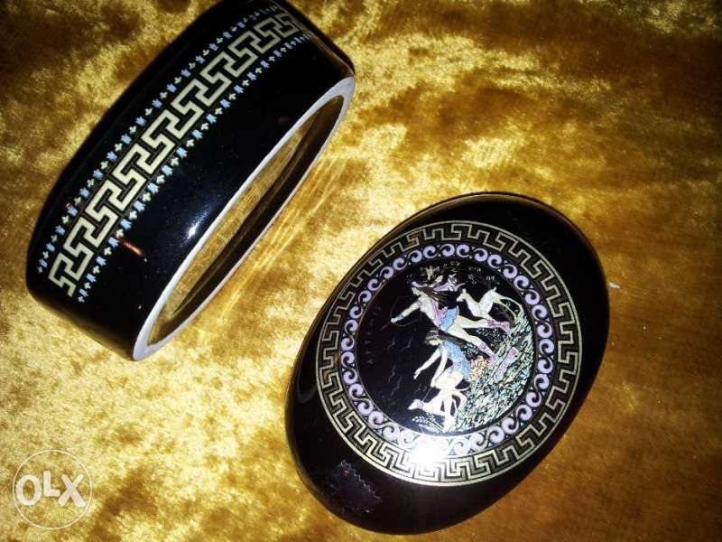 кутия за бижута с позлатена рисунка