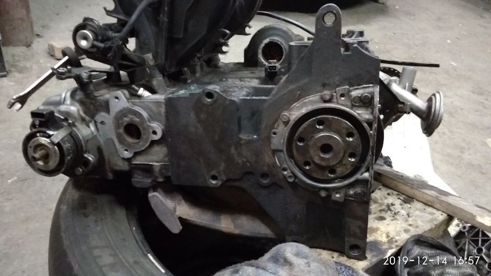 Продам голый двигатель  1.6аее