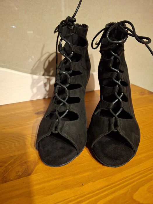 Ghetute/Pantofi dans noi marimea 37, talpa de dans toc 7 cm.