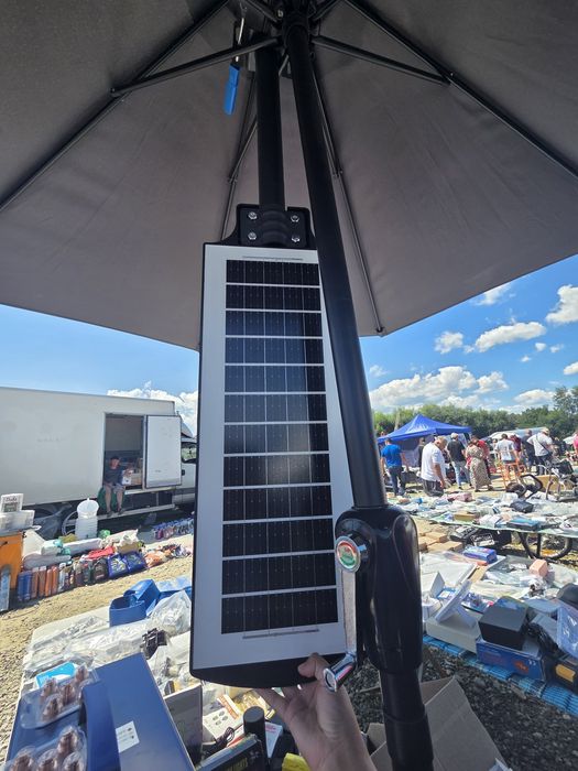 Lampă solară LED stradală cu panou solar integrat