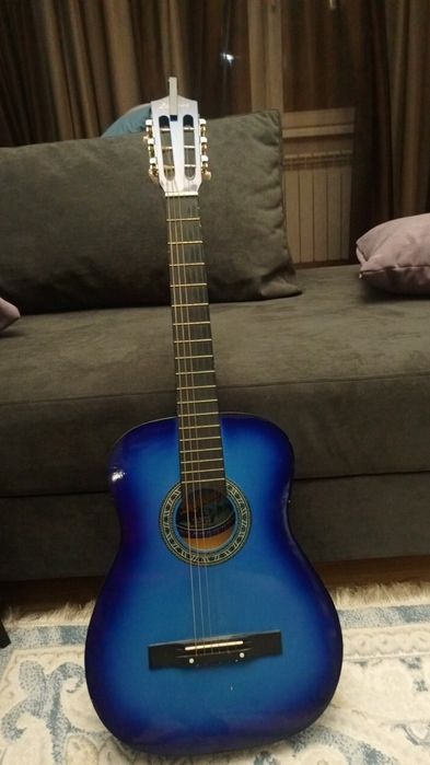 Продам 6-ти струную гитару lipheng