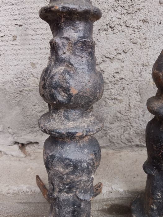 Stâlpi vechi din fonta masiva, pt  gardut