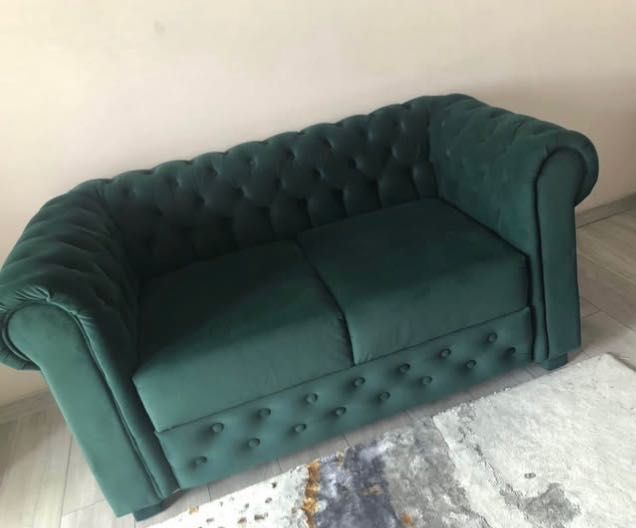 Canapea din catifea elegantă, folosită foarte puțin. Nu mi se potrivește in camera