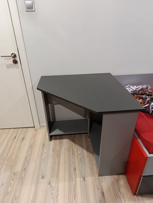 Пълно обзавеждане, легло с матрак, гардероб, рафт и два шкафа