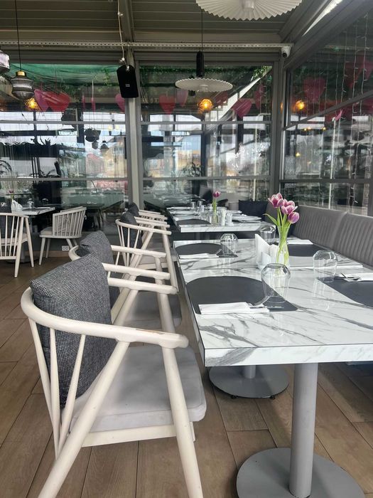 Mobilier restaurant complet – scaune lemn masiv + mese – 50% din prețul de nou