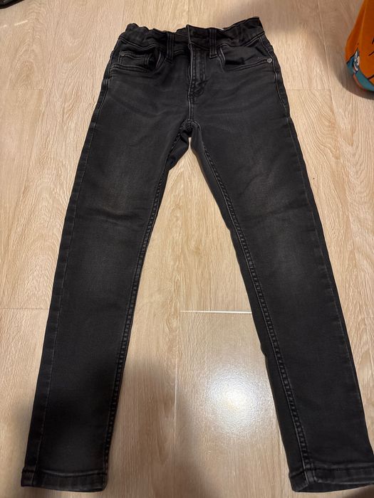 Vând pantaloni 128 și 134 cm