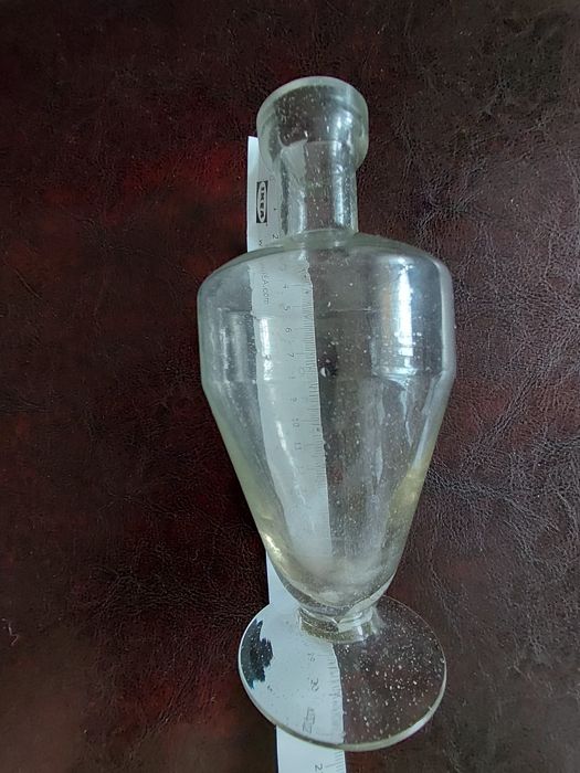 Бутилка стара с малки мехурчета в стъклото
