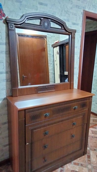 Комод с зеркалом