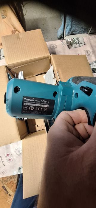 Продавам Marital CC301DZ с акумулаторни батерии от MAKITA със зарядно