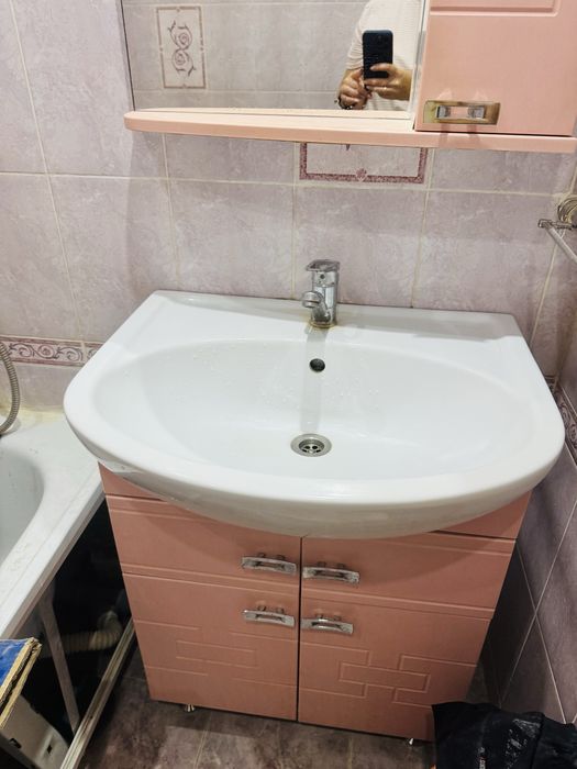 Продам раковину с тумбой, зеркалом