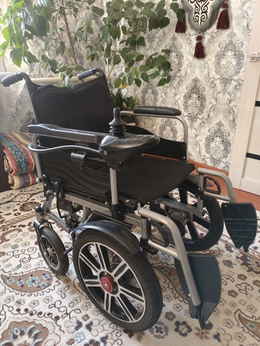 Электрическая инвалидная коляска