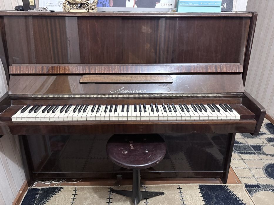 Lastochka pianina sotiladi stuli bilan