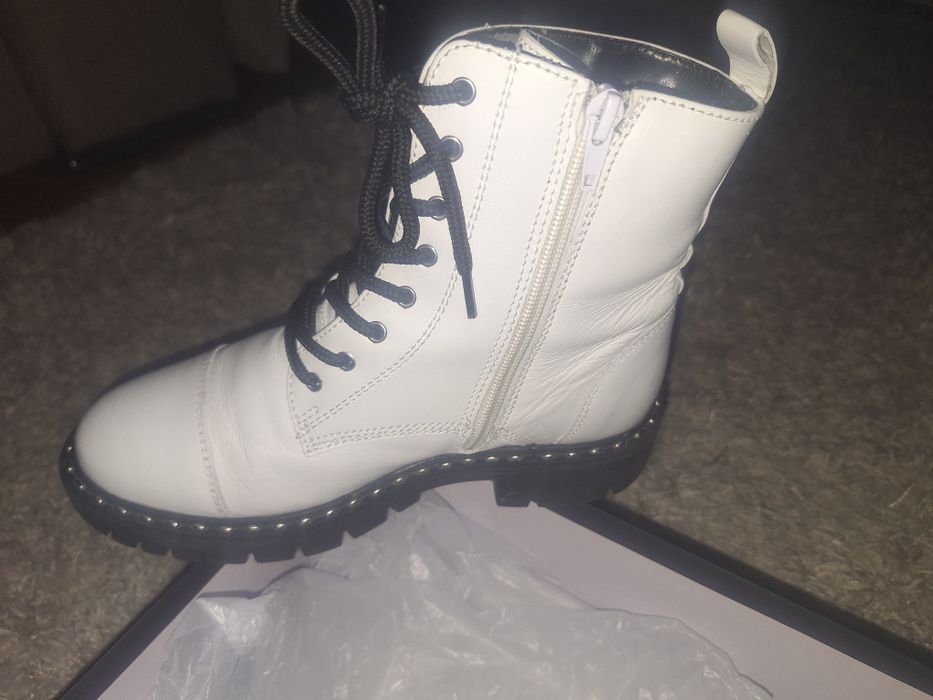 Ghete din piele, albe