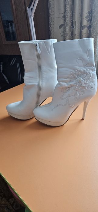 Белые сапожки демисезонные