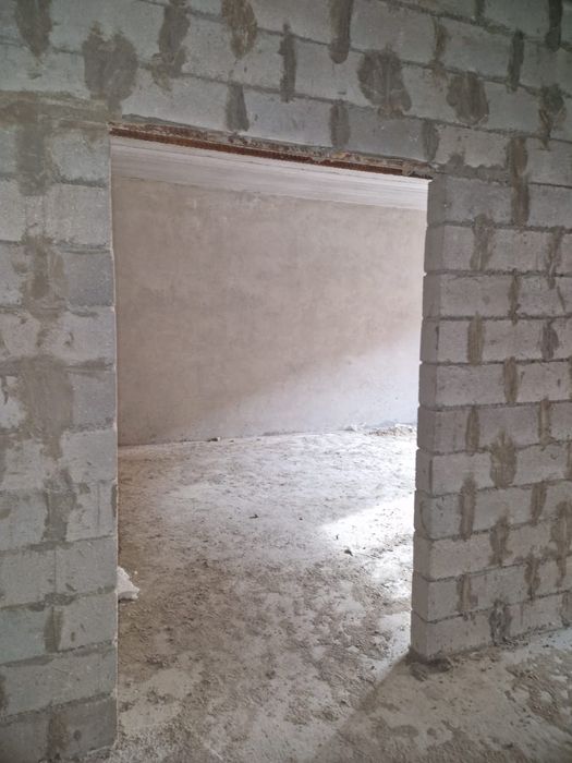 Черновой 5 бөлмелі кең пәтер сатылады.