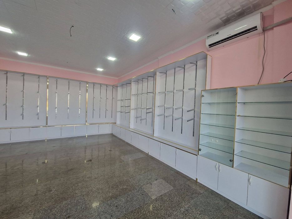 Doʻkon uchun mebel tegdigi shkaflari ochiladi kassasi xam bor.